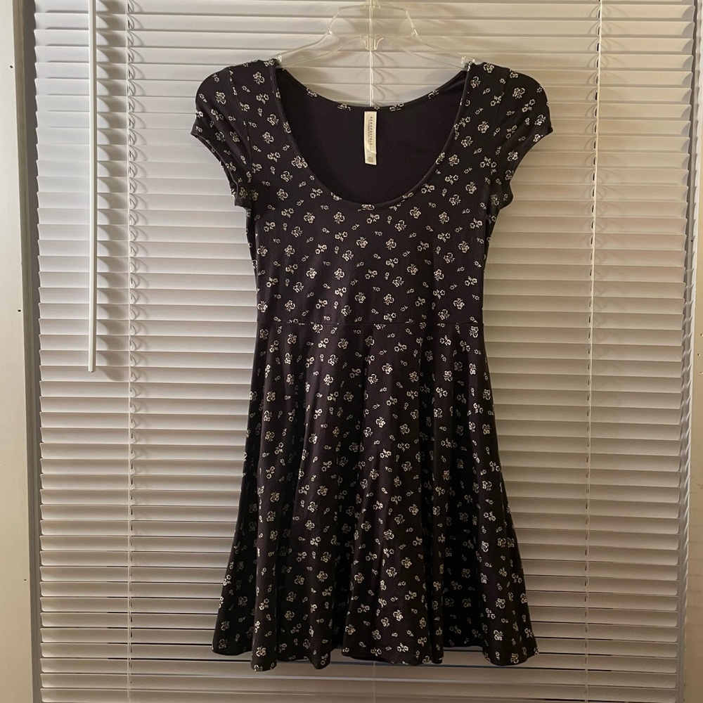 Aéropostale floral black and white cotton skater dress. Size: Small